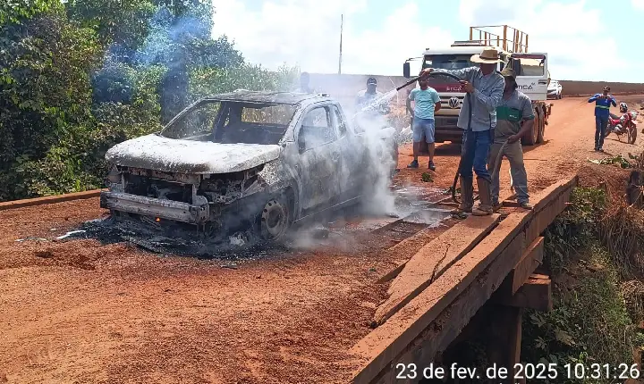 Fiat Strada carregada com defensivos agrícolas sofre pane e pega fogo em cima de Ponte em Paranatinga