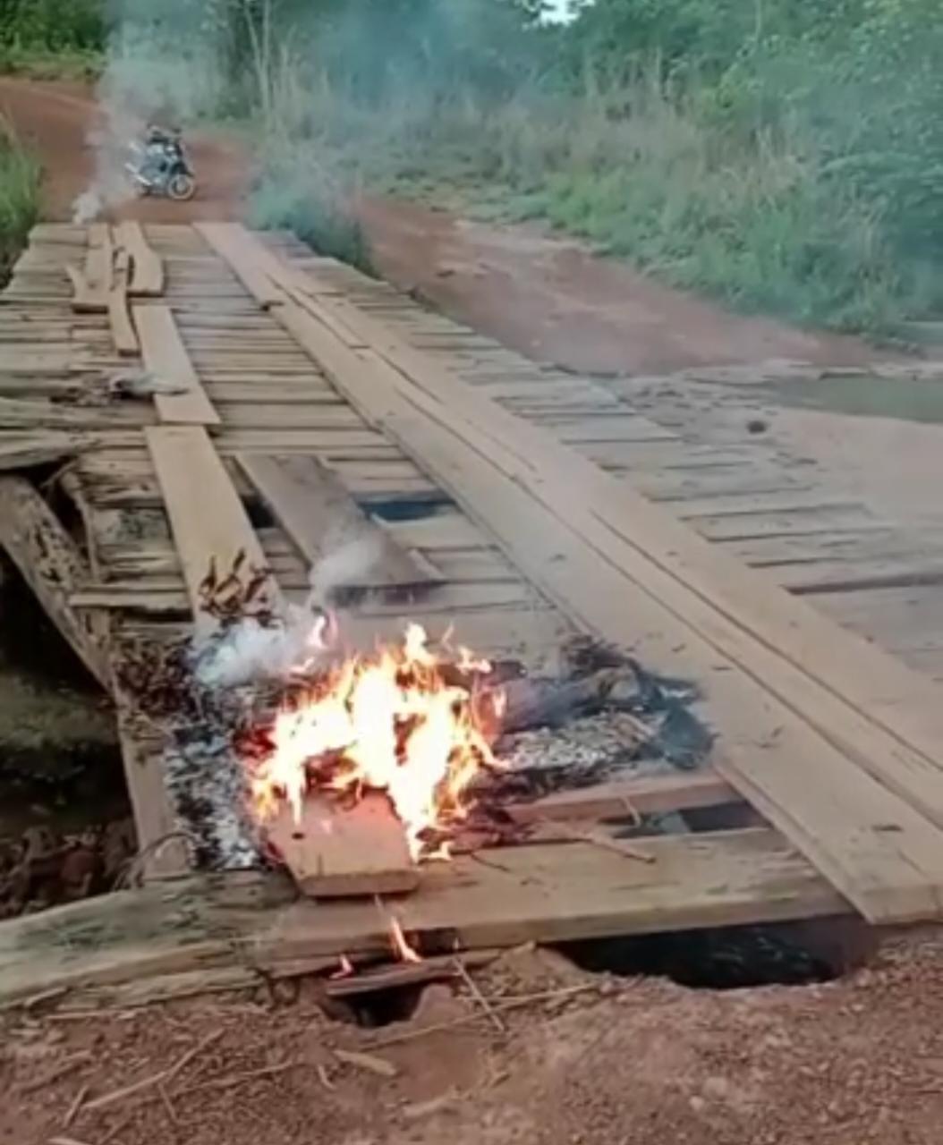 Vídeo mostra ponte que dá acesso ao assentamento Colorado pegando fogo em Paranatinga