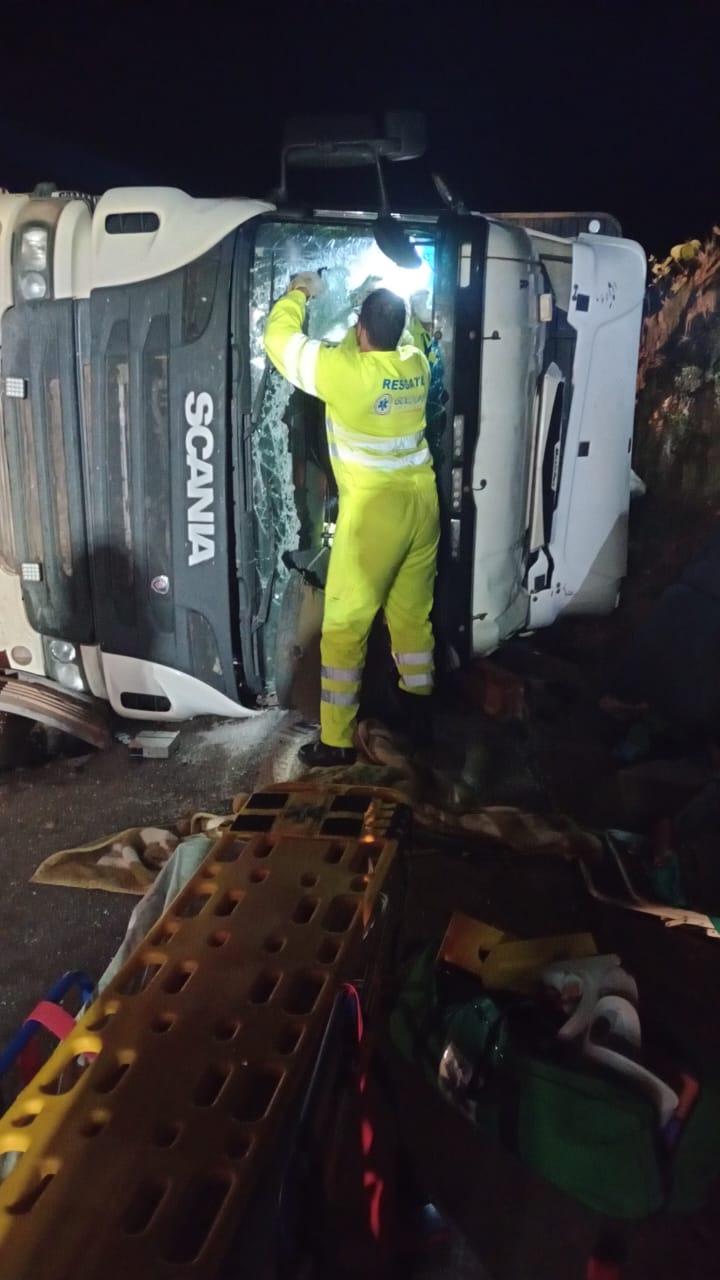 Carreta que tombou na MT-130 em Paranatinga estava carregada com bois