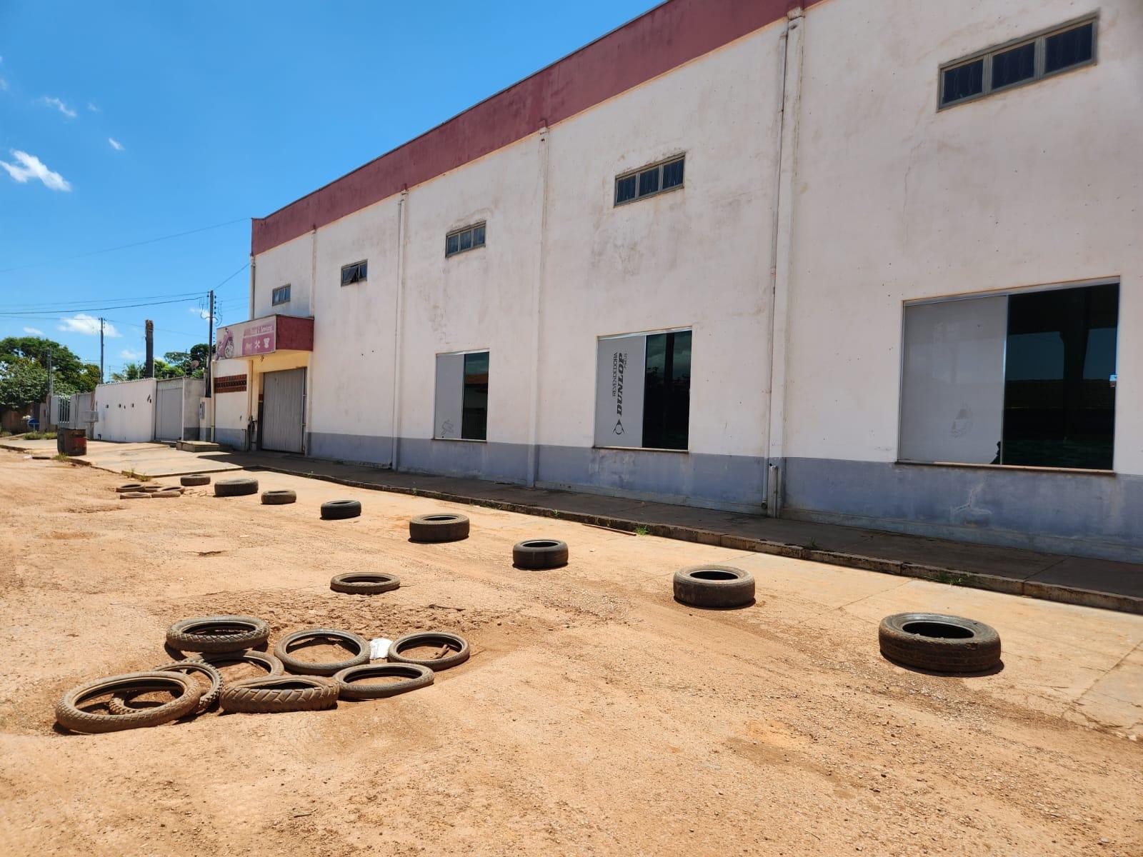 Empresário coloca pneus em buracos e calçada do seu comércio