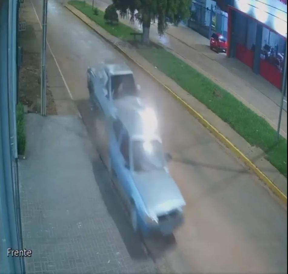 Motorista colide caminhonete em carro parado na Avenida Brasil em Paranatinga