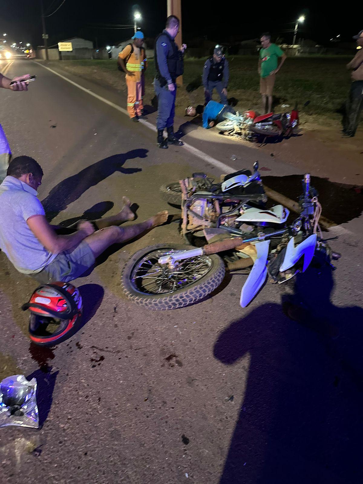 Motociclistas batem de frente no anel viário em Paranatinga