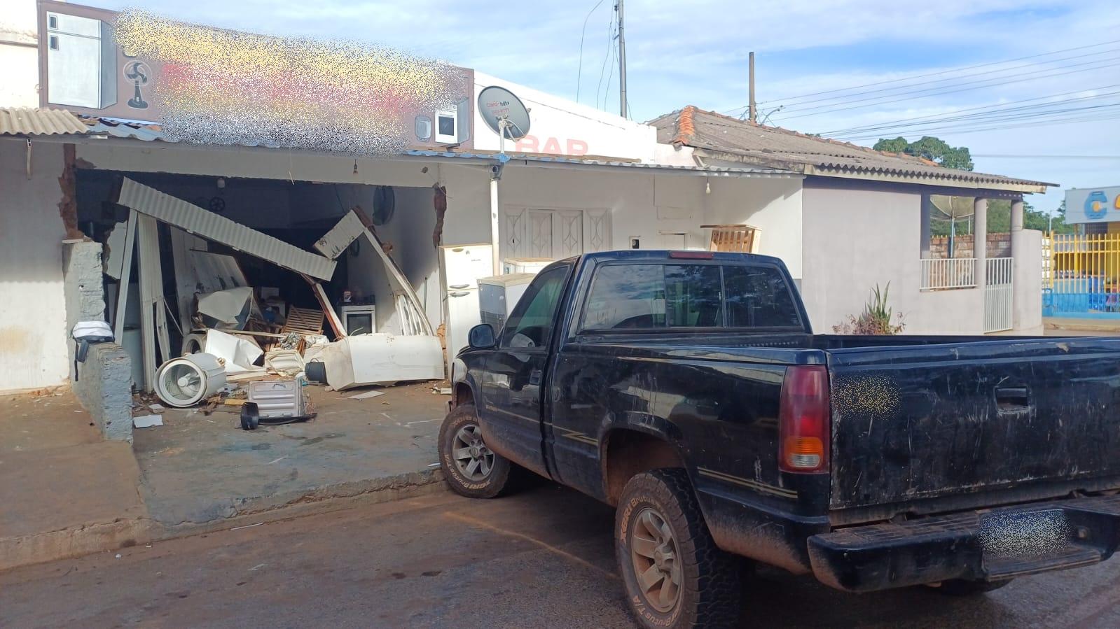 Loja de móveis é destruída por caminhonete e condutor foge em Paranatinga